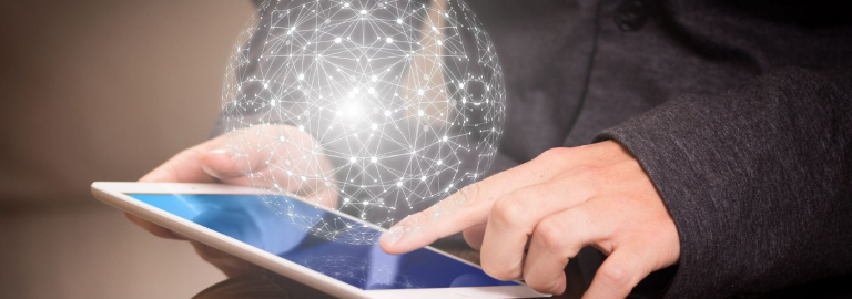 Mann surft auf Tablet. Über dem Tablet schwebt eine vernetzte Datenwolke